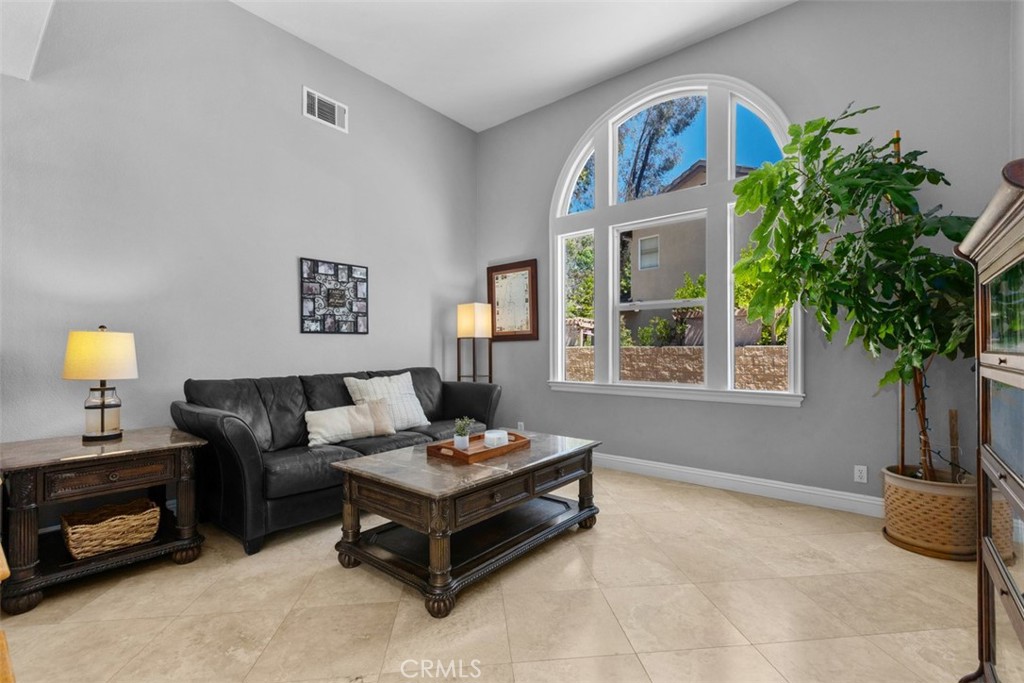 35 Edmonton Way Property Photo 8