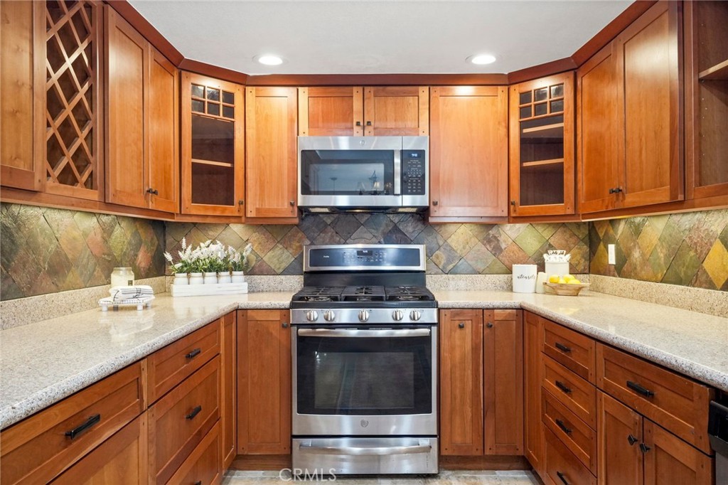 17 Deerwood W Property Photo 8