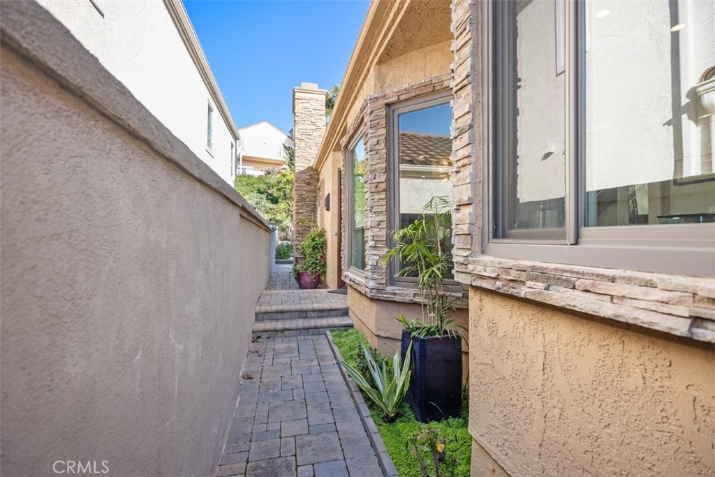 12 Dauphin Property Photo 4