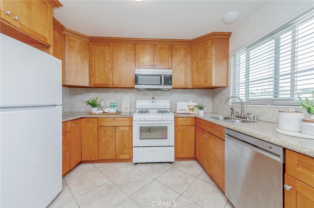 44 Fallbrook Property Photo 8