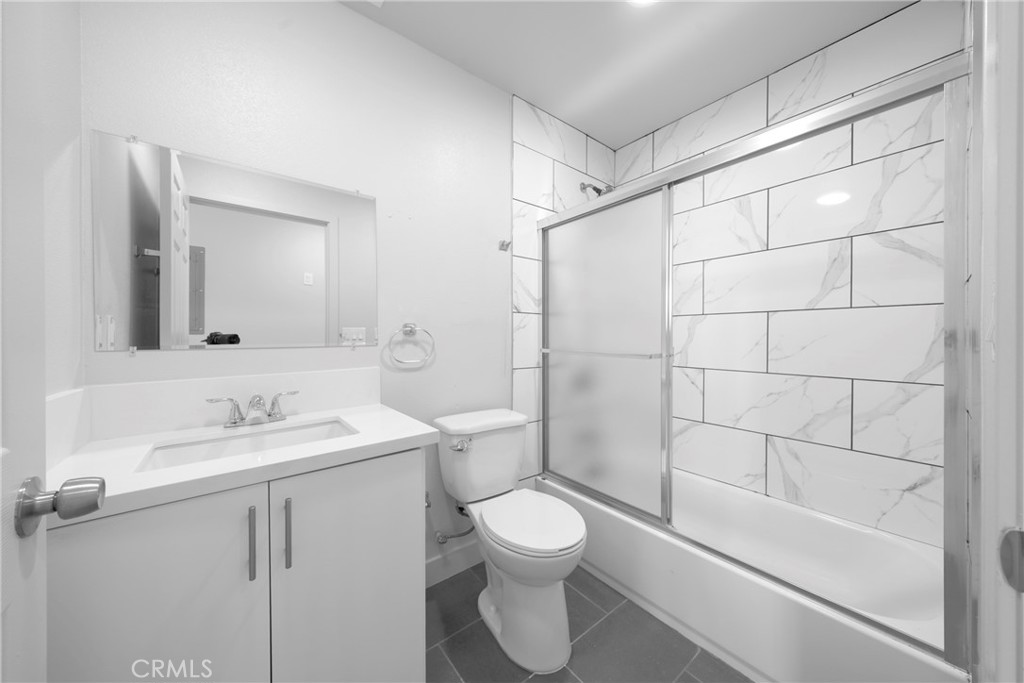 236 W 84th Place 1/2 Property Photo 8