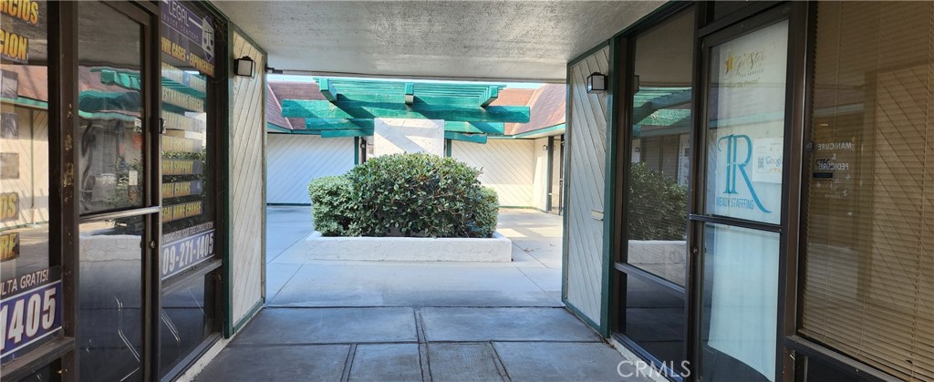 202 N Riverside Avenue Property Photo 4