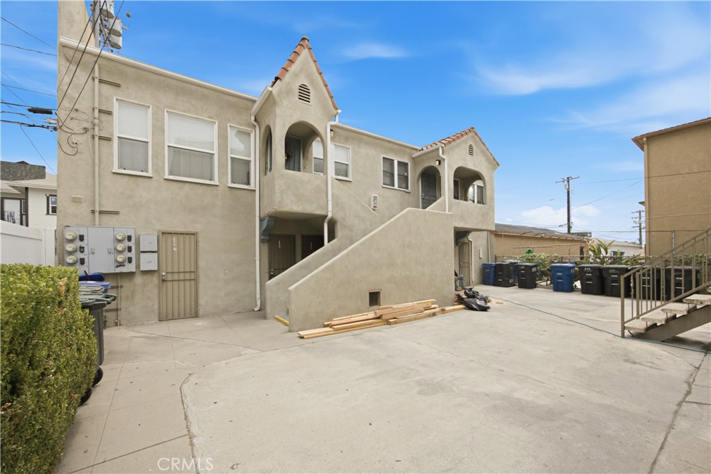 1258 S Woods Avenue Property Photo 4