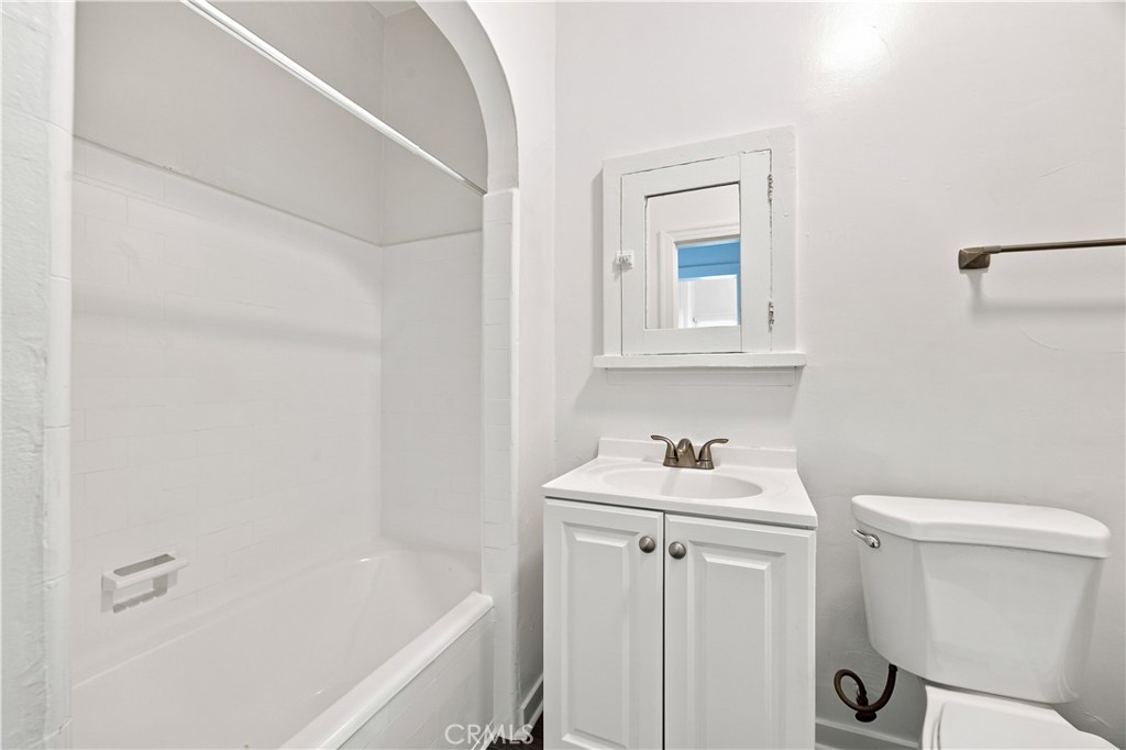 1258 S Woods Avenue Property Photo 9