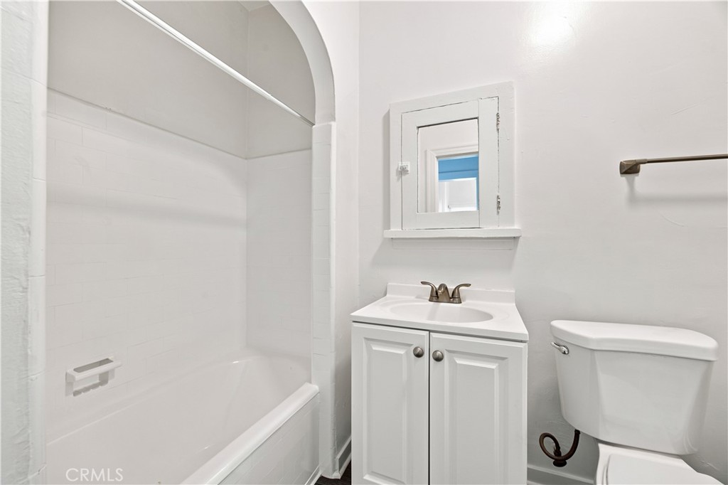 1258 S Woods Avenue Property Photo 9