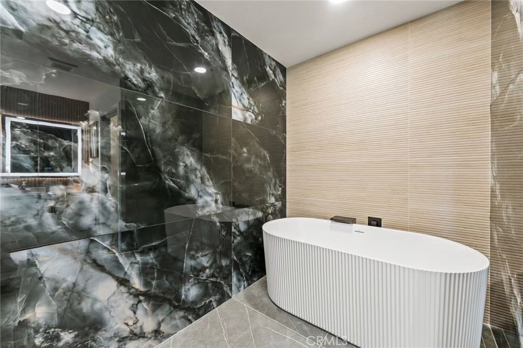9 Southampton Property Photo 23