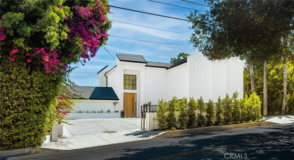 3566 Beverly Glen Property Photo 3