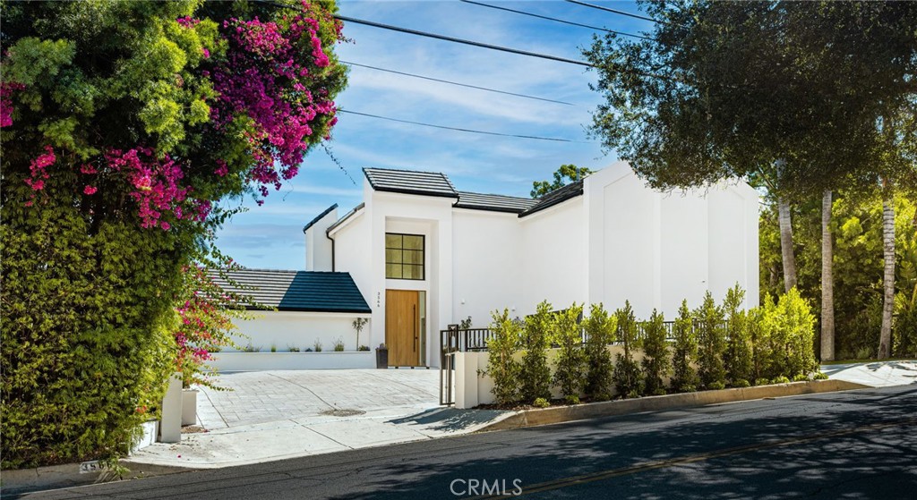 3566 Beverly Glen Property Photo 3