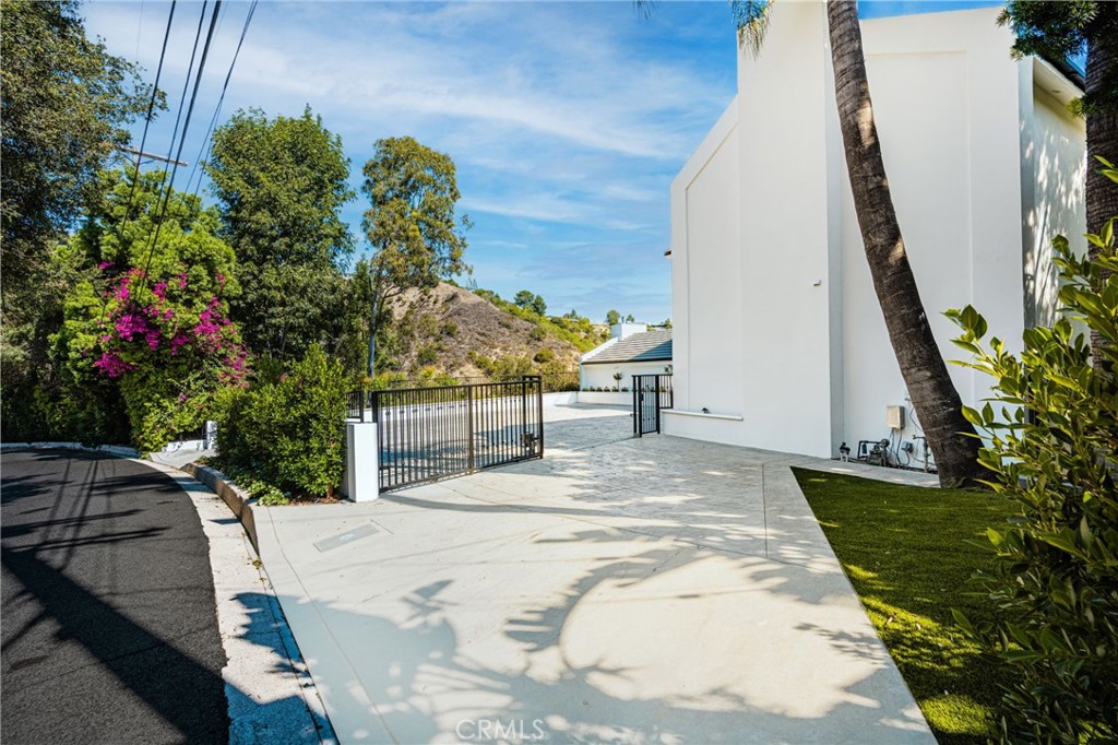 3566 Beverly Glen Property Photo 4