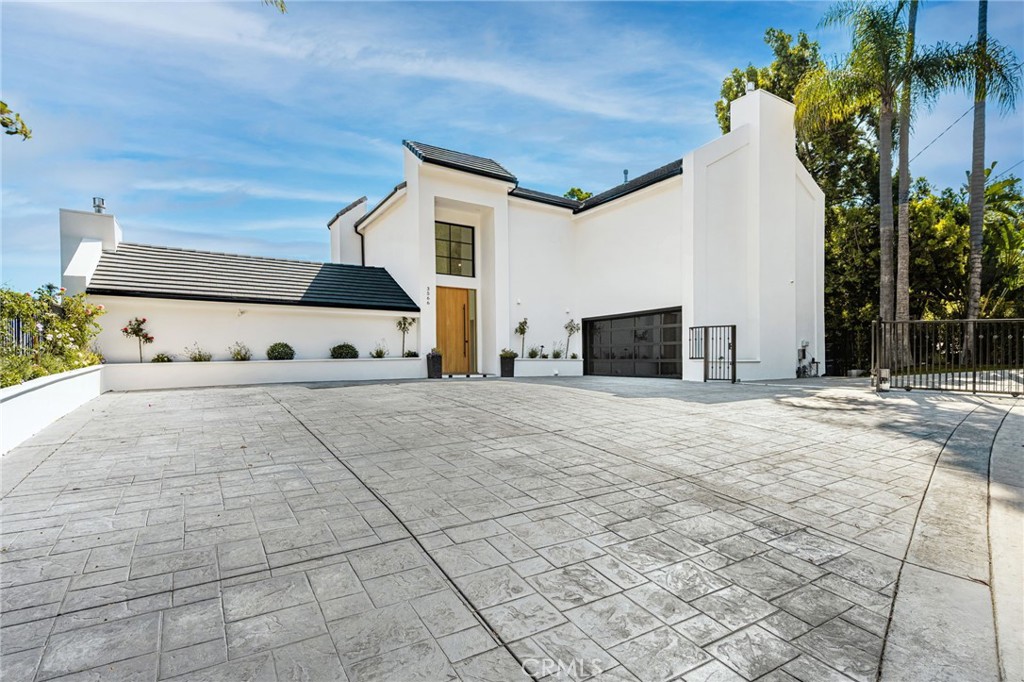 3566 Beverly Glen Property Photo 5