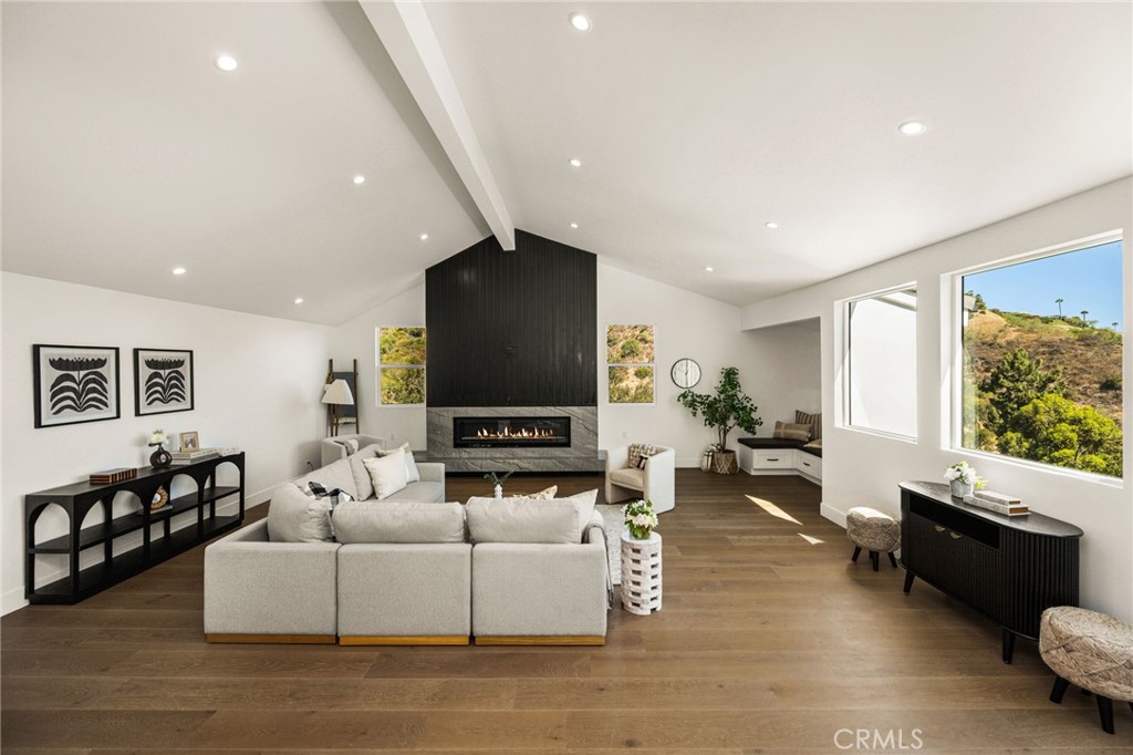 3566 Beverly Glen Property Photo 11