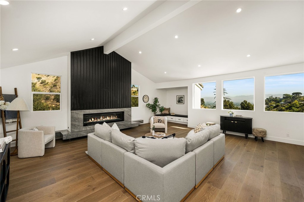 3566 Beverly Glen Property Photo 13
