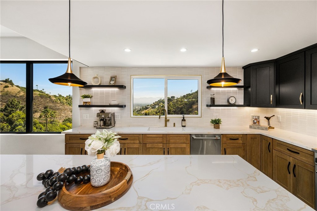 3566 Beverly Glen Property Photo 24