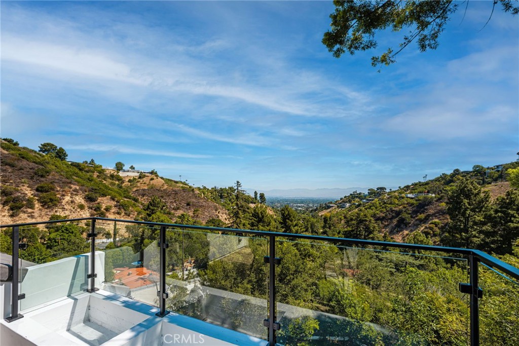 3566 Beverly Glen Property Photo 38