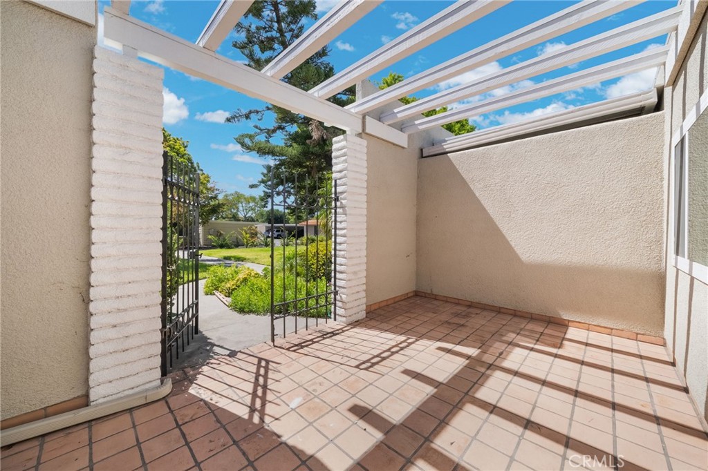 2026 Via Mariposa C Property Photo 3