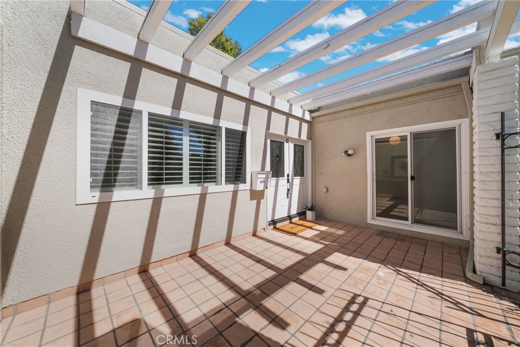 2026 Via Mariposa C Property Photo 4