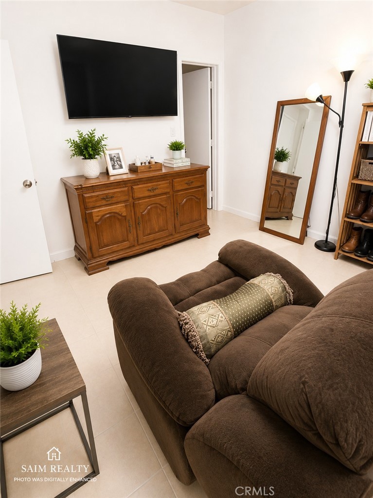 22113 22115 Seine Avenue Property Photo 6