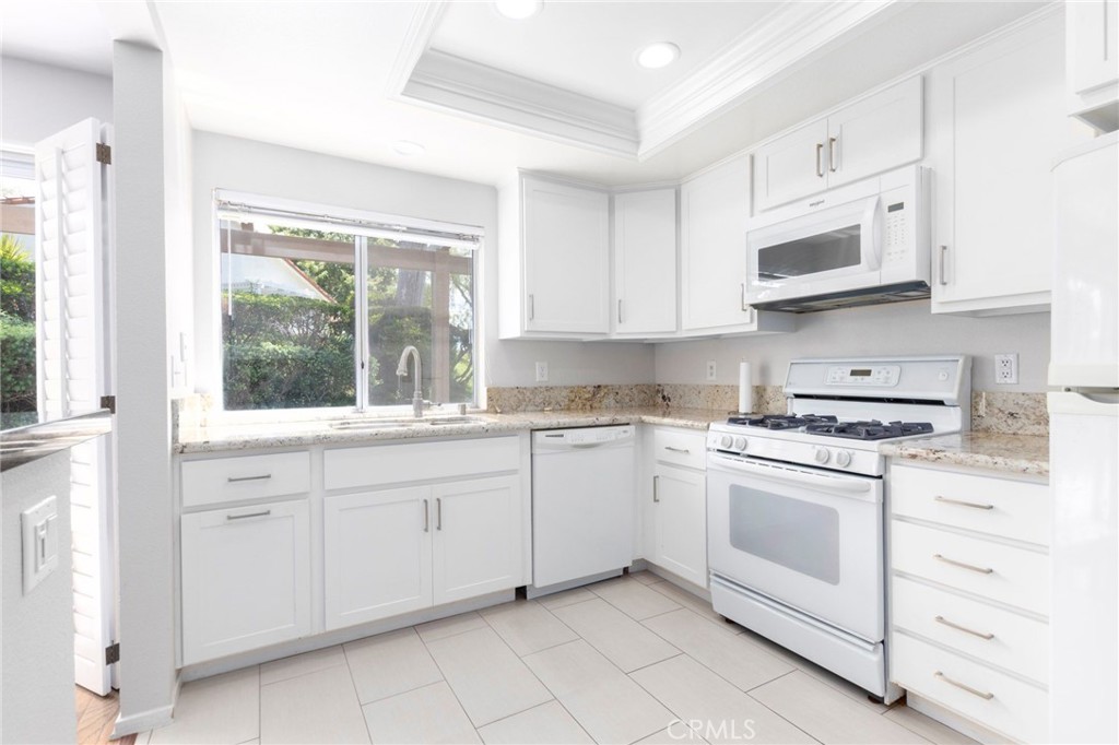28302 Borgona Property Photo 3