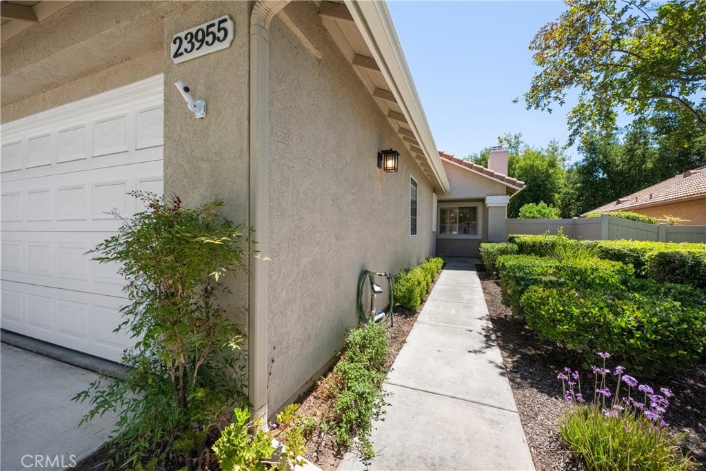 23955 Via Astuto Property Photo 4