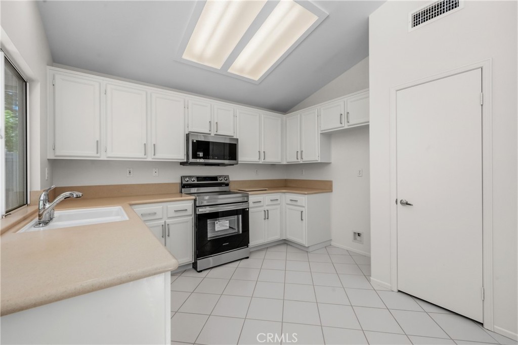 23955 Via Astuto Property Photo 15