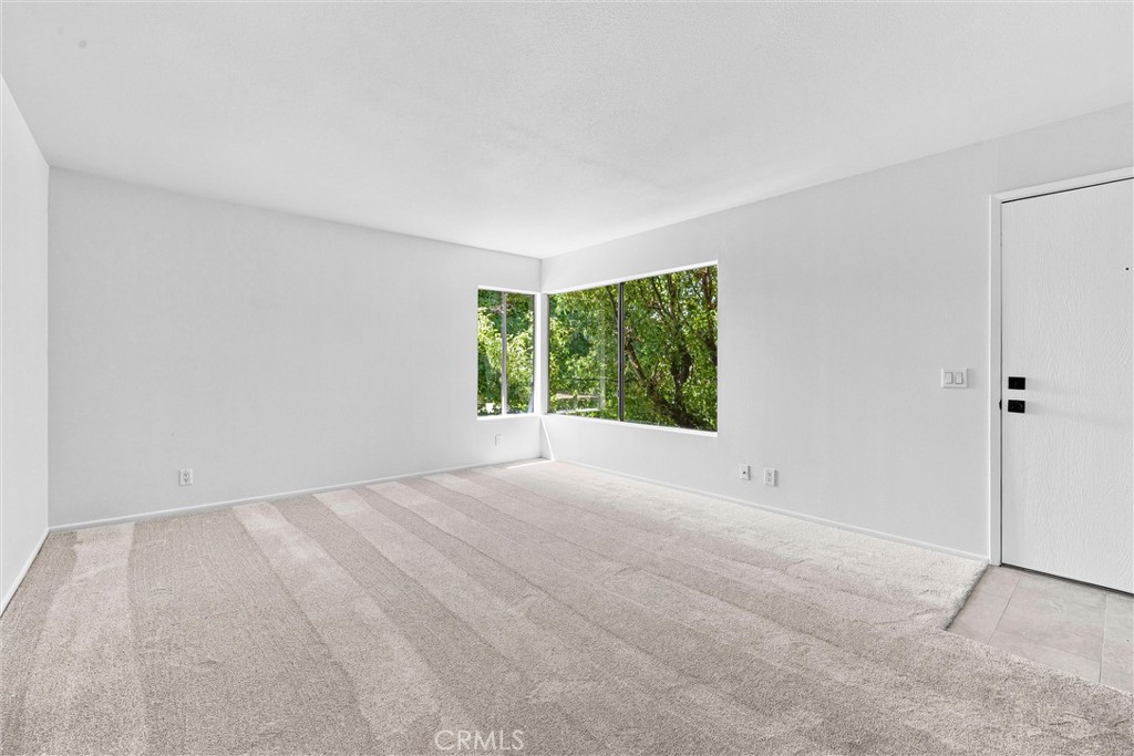 128 Clearbrook Property Photo 6