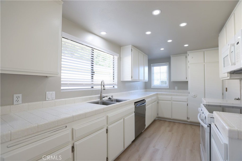 25071 W Sunset Place Property Photo 2