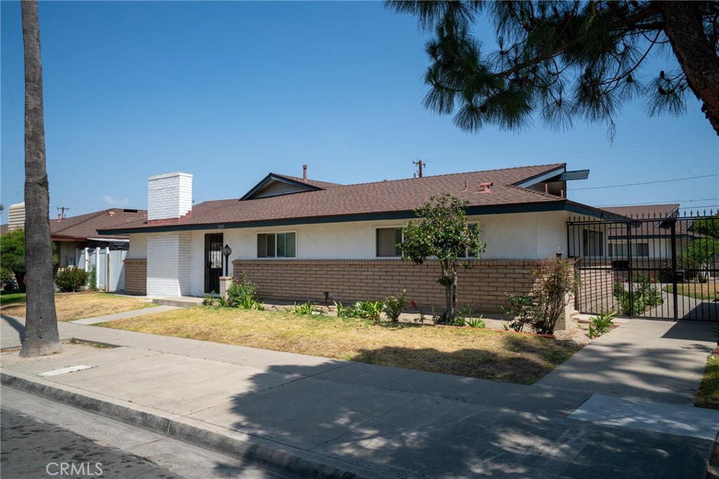 2127 E Almont Avenue Property Photo 2
