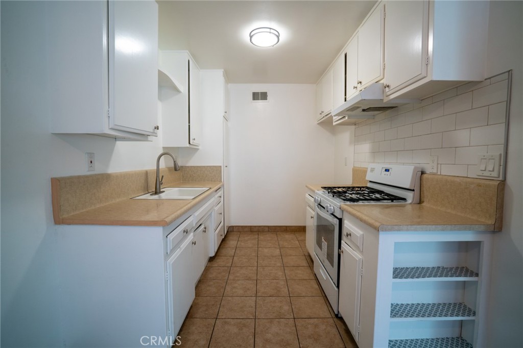 2127 E Almont Avenue Property Photo 4