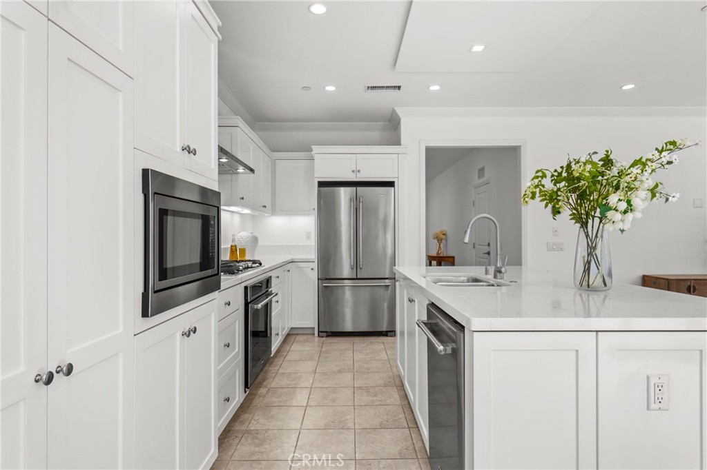 180 Frontier Property Photo 6