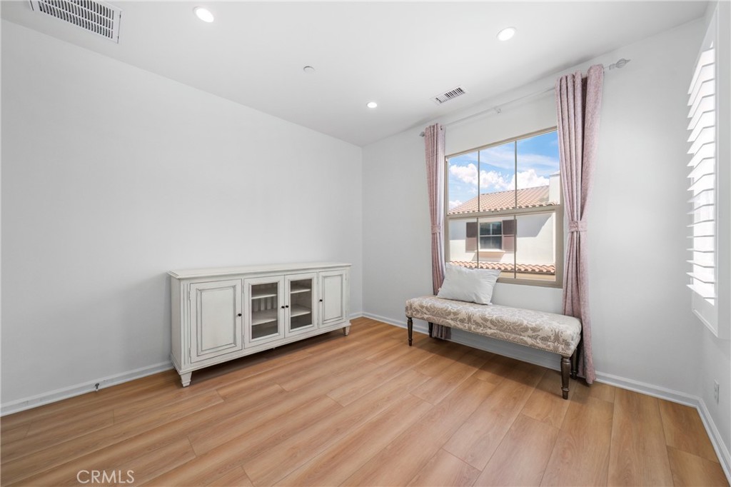 180 Frontier Property Photo 13