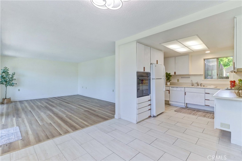2184 Via Mariposa E B Property Photo 14