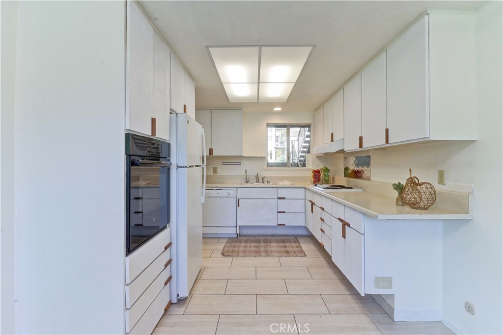 2184 Via Mariposa E B Property Photo 15