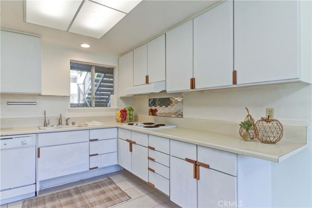 2184 Via Mariposa E B Property Photo 16