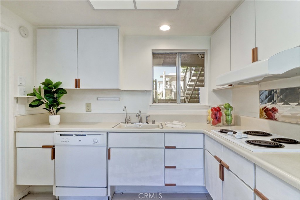 2184 Via Mariposa E B Property Photo 18