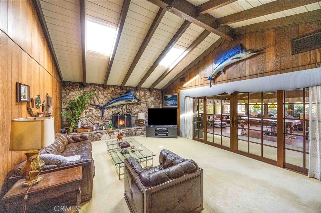 18411 Hillcrest Property Photo 4