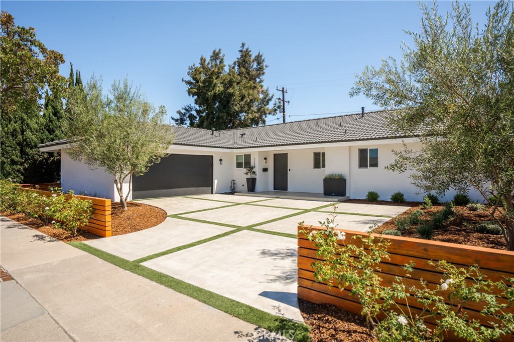 1133 El Camino Property Photo 1