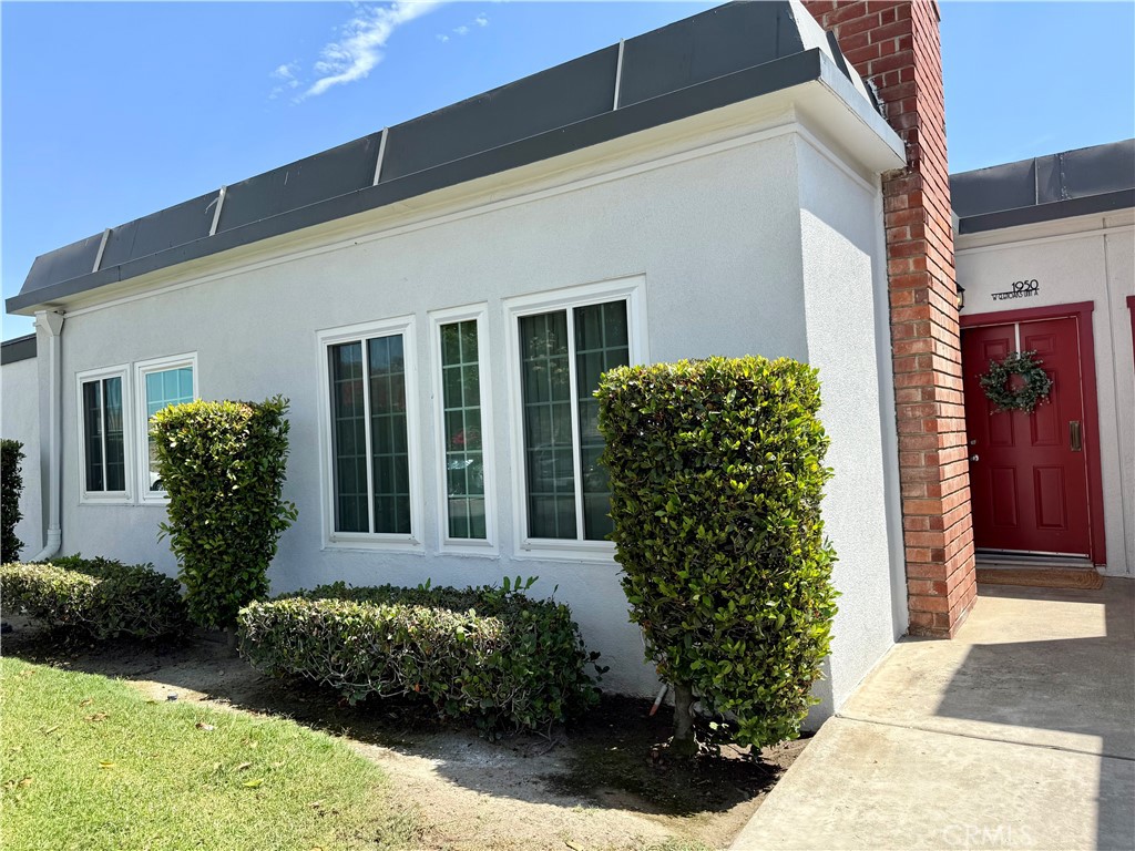 1950 W Glenoaks #a Property Photo 1