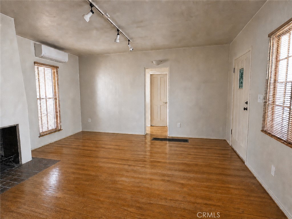 2536 Montclair Property Photo 5