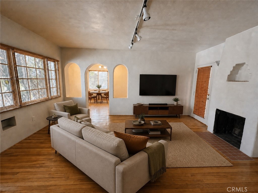 2536 Montclair Property Photo 6