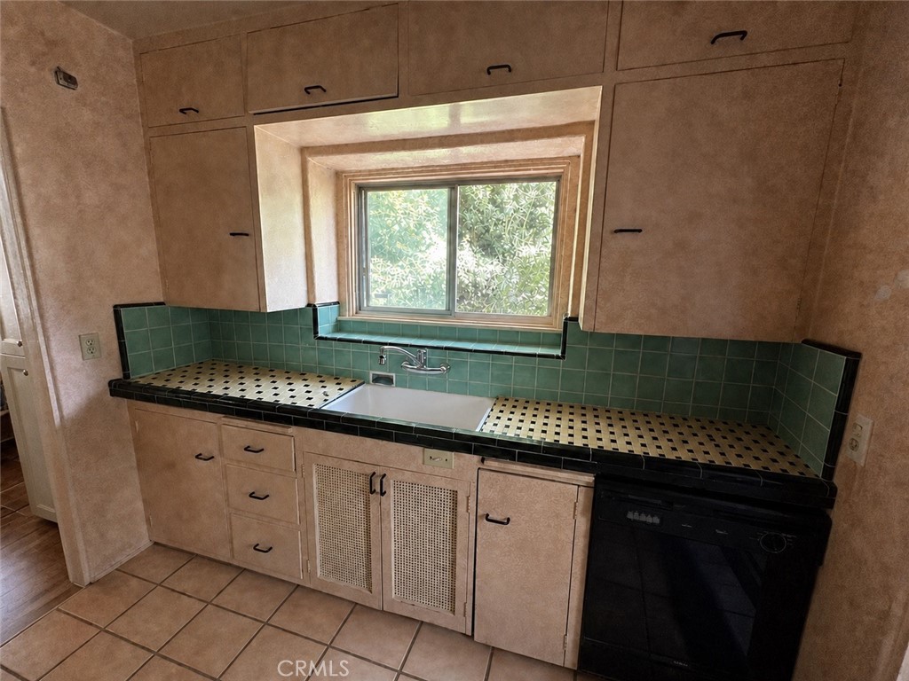 2536 Montclair Property Photo 16