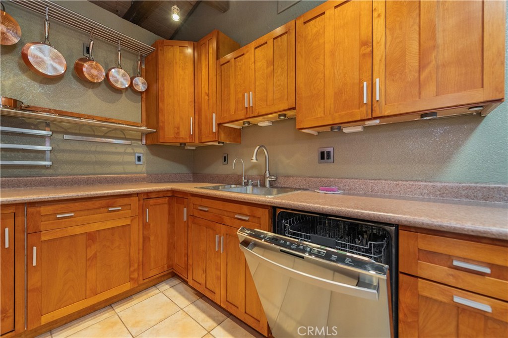 1000 W Macarthur Boulevard 13 Property Photo 4