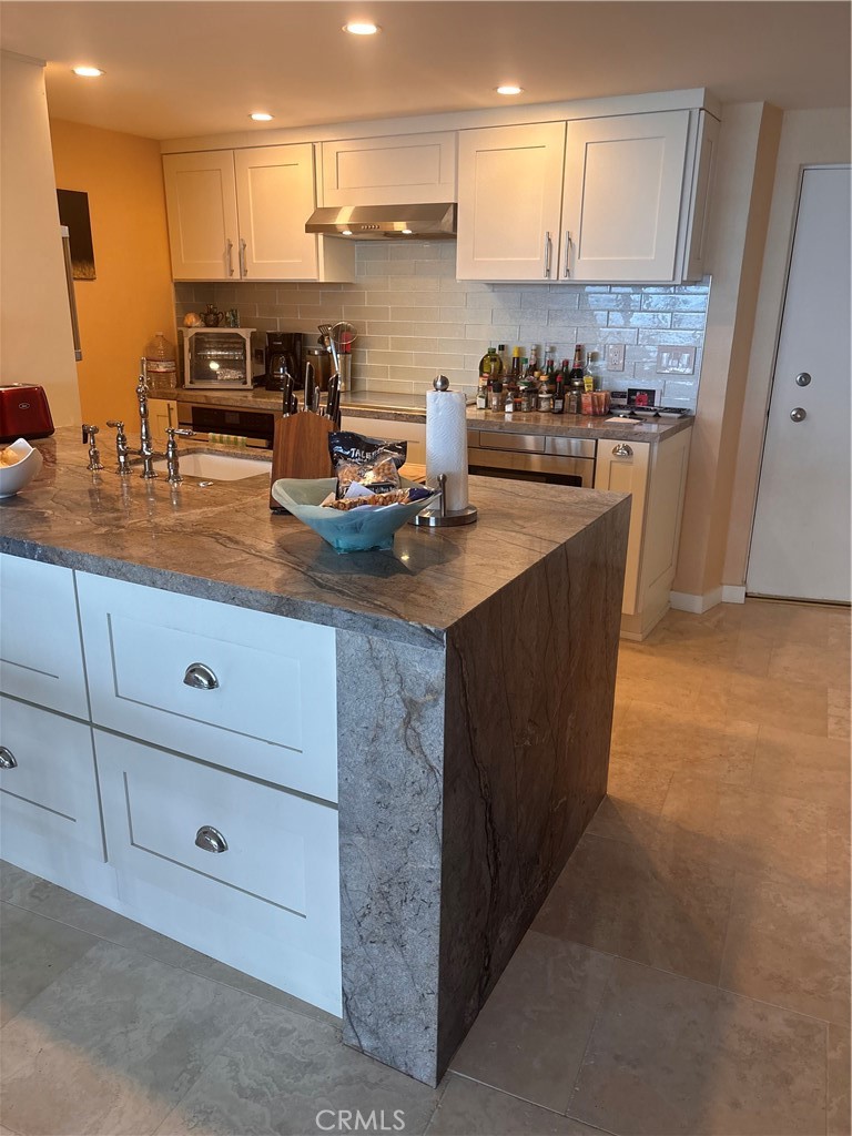 700 E Ocean 2205 Property Photo 5