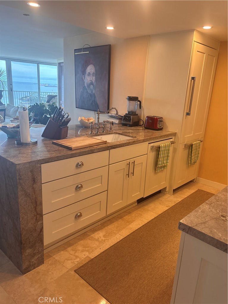 700 E Ocean 2205 Property Photo 6