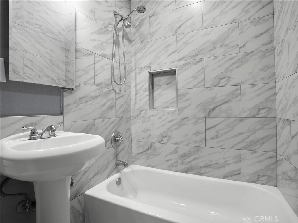 839 W 30th Property Photo 6