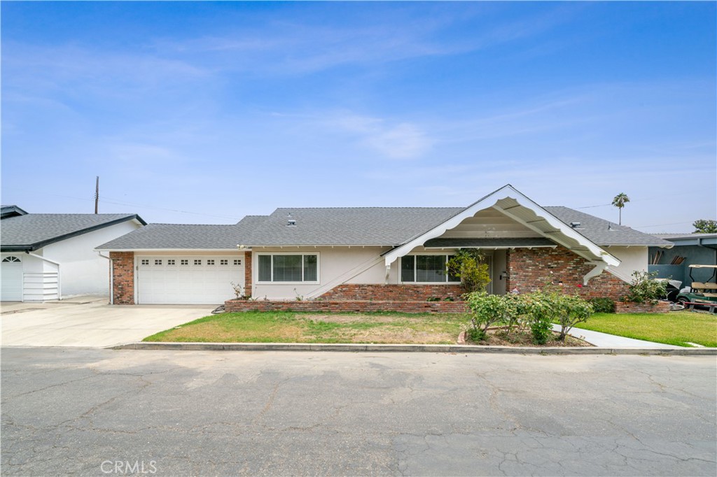 1019 E Walnut Avenue Property Photo 1