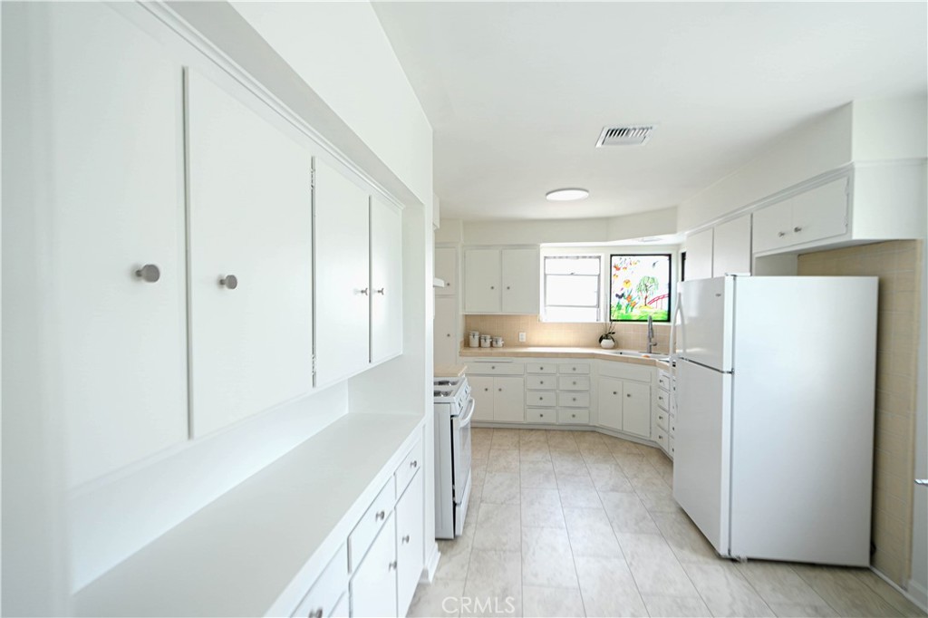 2572 Silver Ridge Property Photo 4