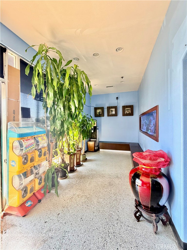 15606 Brookhurst St E Property Photo 3