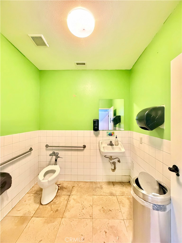 15606 Brookhurst St E Property Photo 17