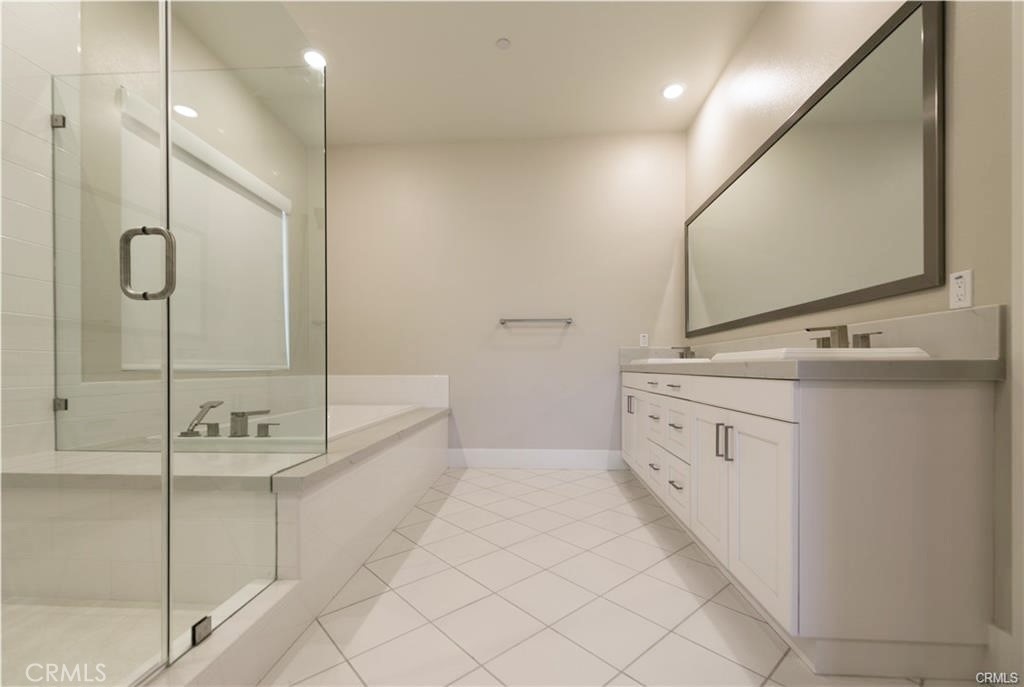 77 Gravity Property Photo 6