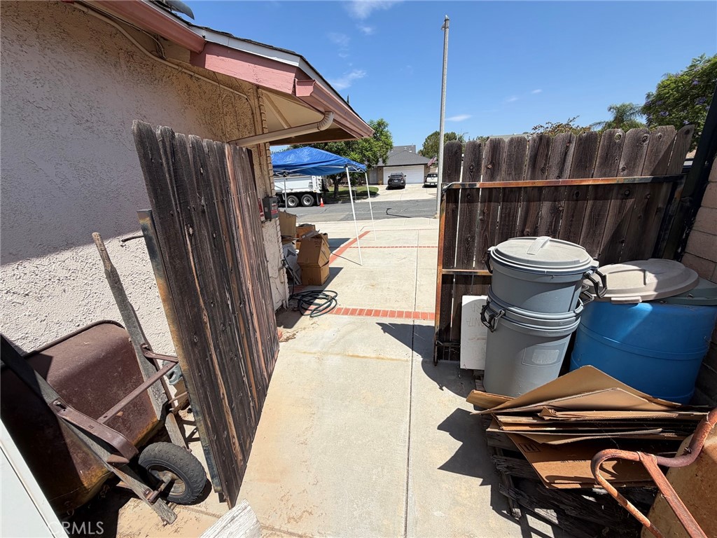 2040 Santa Barbara Property Photo 4